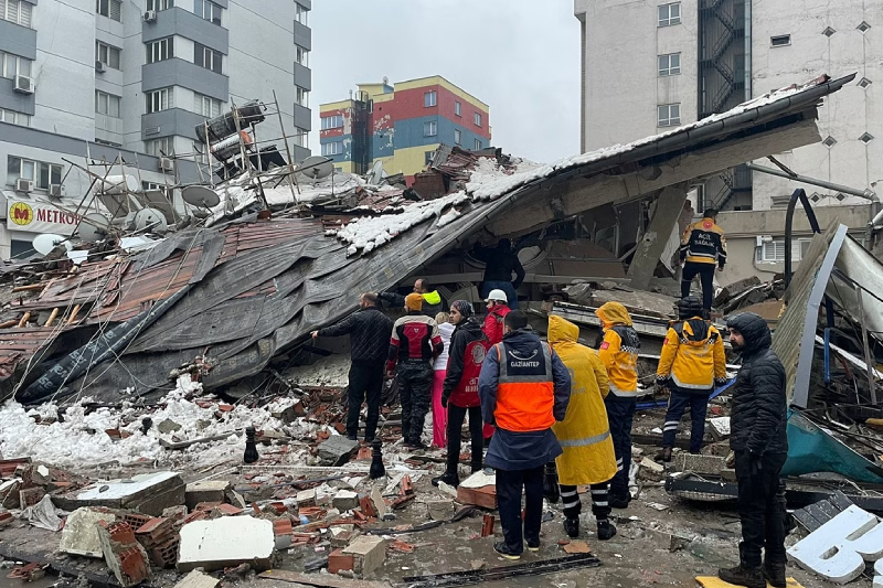  الرئيس التركي : حصيلة ضحايا الزلزال ارتفعت إلى 8574 قتيلا