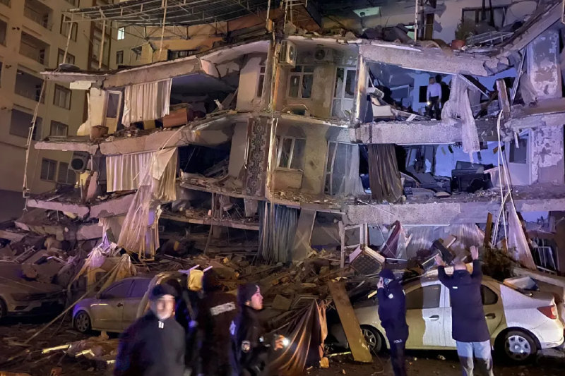 السعودية تطلق حملة شعبية لإغاثة المتضررين من الزلزال بسوريا وتركيا