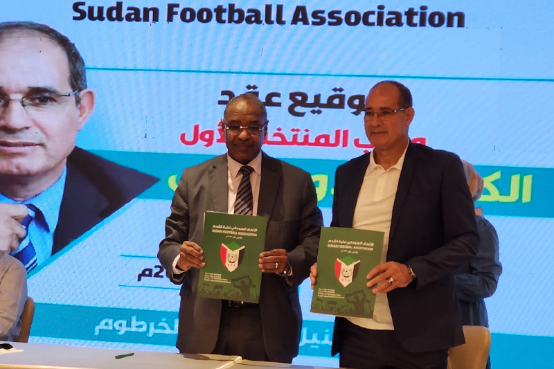  بادو الزاكي يوقع رسميا عقد تدريب المنتخب السوداني