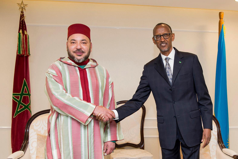  الكاف يتوج جلالة الملك محمد السادس و رئيس رواندا بجائزة التميز