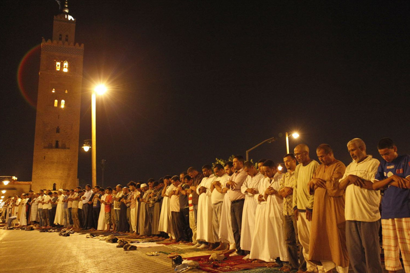  آلاف المصلين يحجون إلى مسجد الكتبية في مراكش لأداء التراويح في أجواء روحانية مميزة