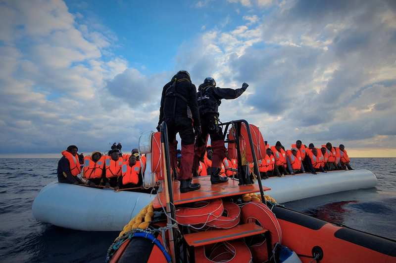  غرق قارب قبالة السواحل الإيطالية.. إنقاذ أزيد من 1300 مهاجر