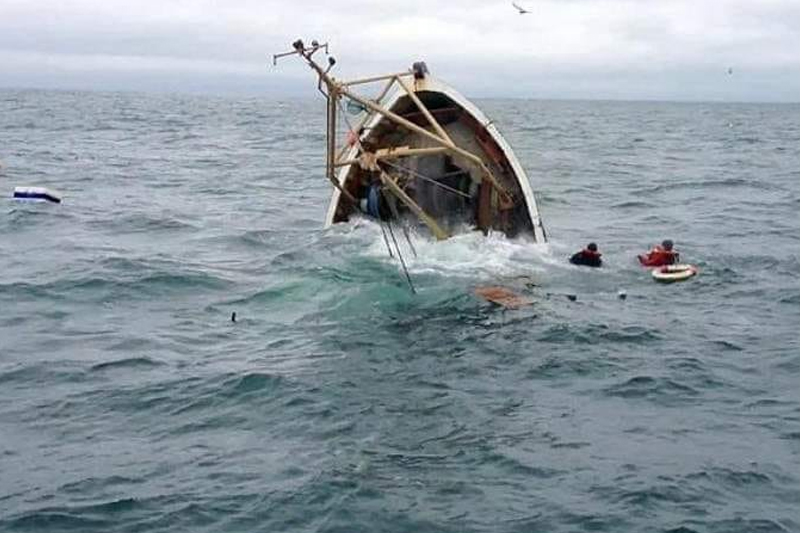  الداخلة: إنتشال جثث 10 بحارة وإنقاذ 5 آخرين إثر غرق سفينة صيد بالجر