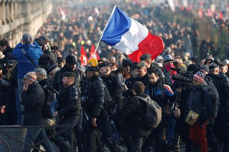 فرنسا: اشتباكات وأعمال عنف خلال المظاهرات المضادة لإصلاح نظام التقاعد
