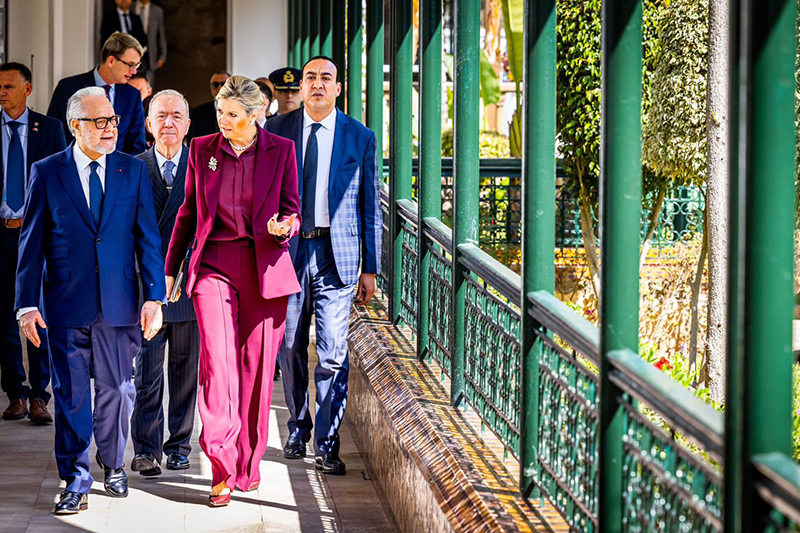 الأمين العام للحكومة المغربية يتباحث مع ملكة هولندا