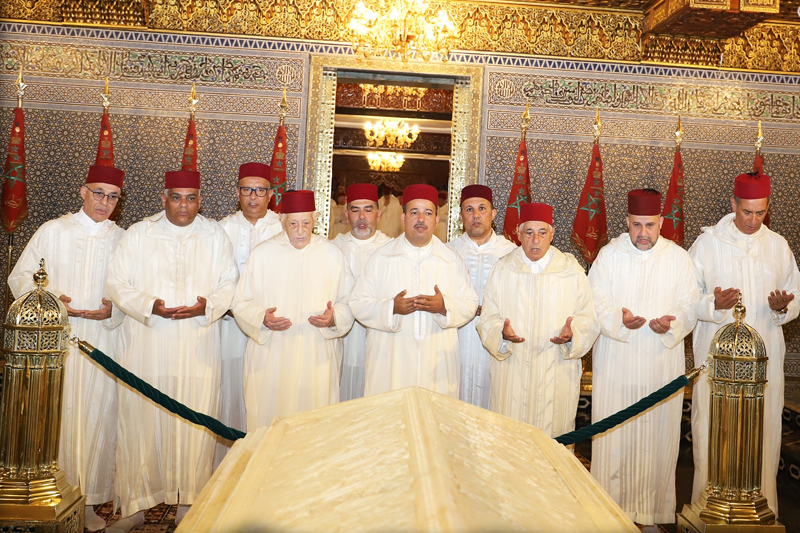  السيد ميارة و أعضاء مجلس المستشارين في زيارة لضريح جلالة المغفور له محمد الخامس