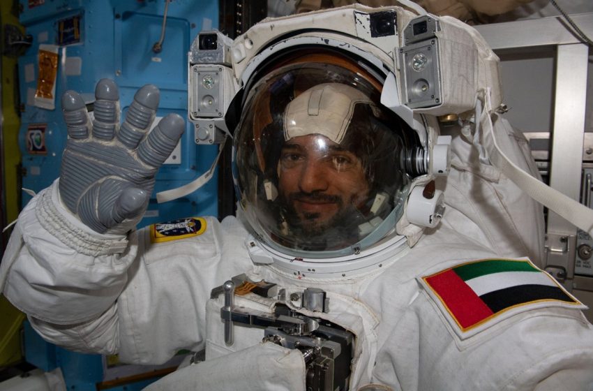  الإماراتي سلطان النيادي أول رائد عربي يسير في الفضاء