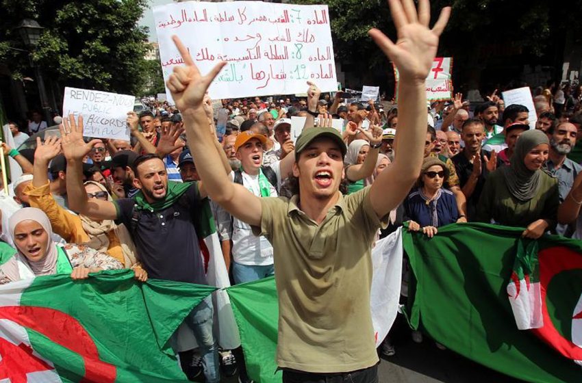 لوموند الفرنسية تكتب عن مناخ القمع والرعب الذي يسود الجزائر