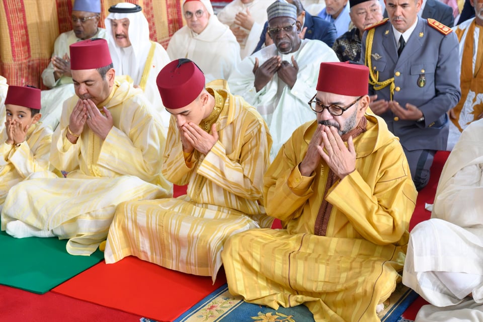 أمير المؤمنين يؤدي صلاة عيد الفطر بالمسجد المحمدي بالدار البيضاء ويتقبل التهاني بهذه المناسبة السعيدة