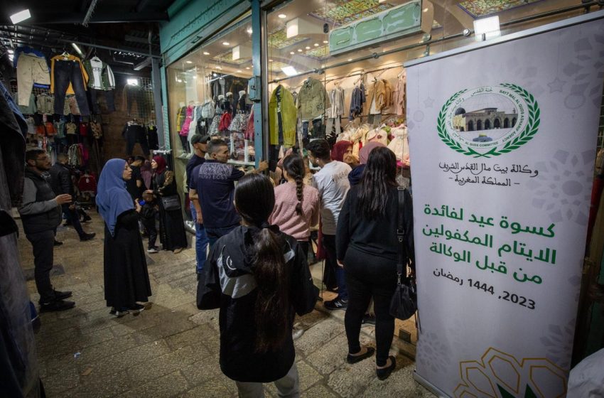  وكالة بيت مال القدس الشريف تختتم برامجها الاجتماعية الرمضانية بتوزيع كسوة العيد للأيتام