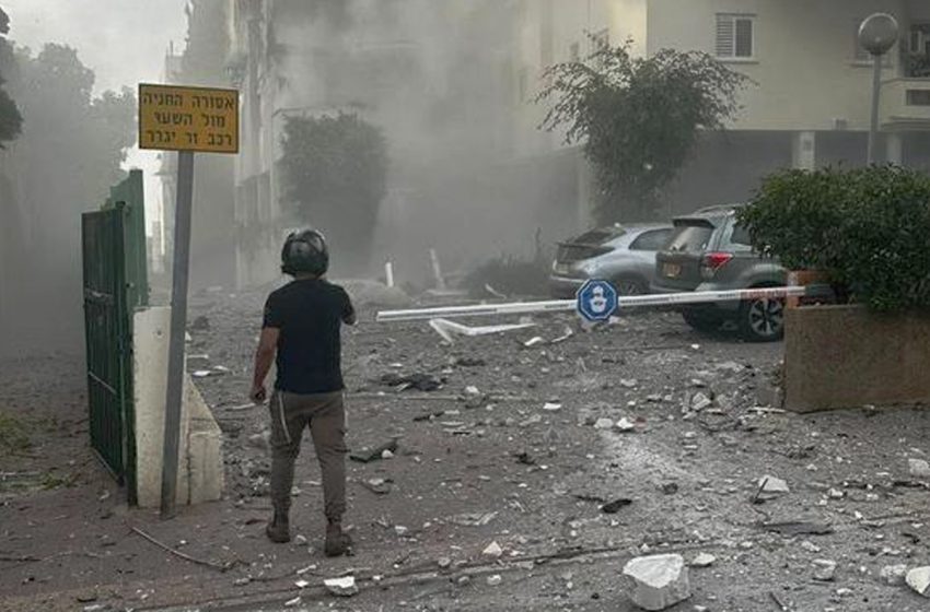 سقوط صاروخ وسط إسرائيل يخلف مقتل شخص واحد وجرح أربعة آخرين