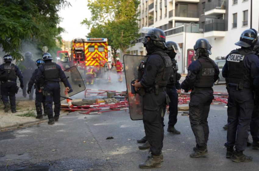  التوترات تطال مدنا فرنسية أخرى بسبب مقتل قاصر على يد الشرطة