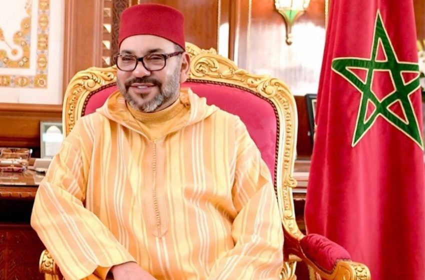  الملك محمد السادس يهنئ أعضاء المنتخب المغربي لكرة القدم داخل القاعة بمناسبة فوزه بكأس العرب