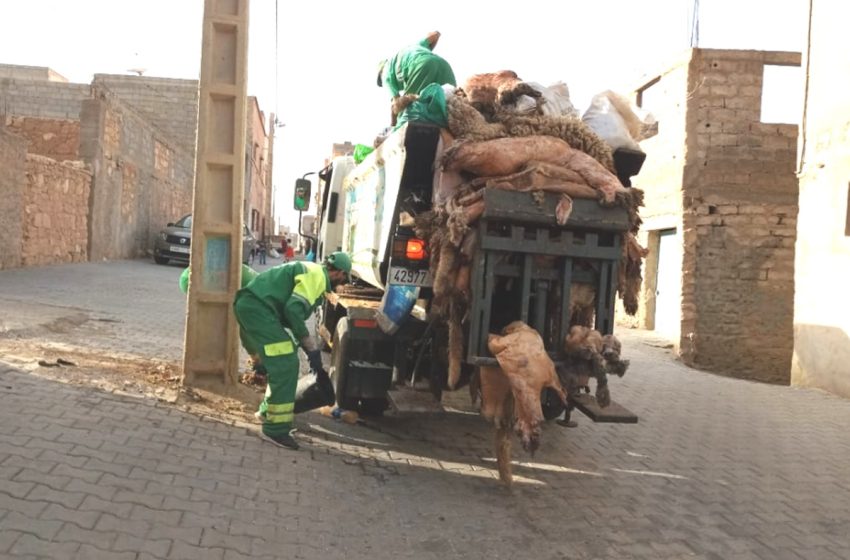 عمال النظافة أمام تحدي جمع أكوام غير معتادة من النفايات في عيد الأضحى