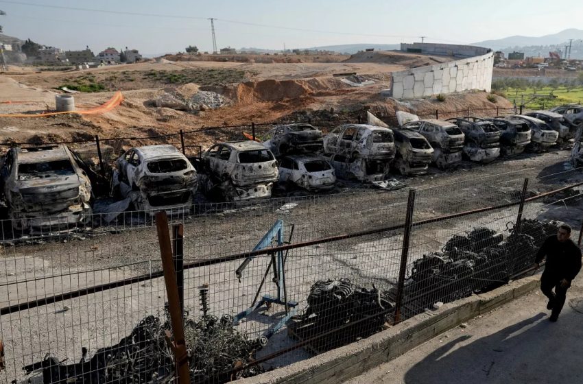  مستوطنون إسرائيليون يهاجمون قرية أم صفا الفلسطينية ويحرقون المنازل والسيارات