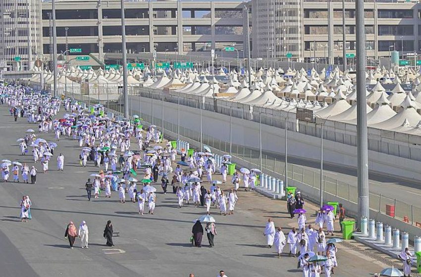 الحجاج يتوافدون إلى مشعر منى في يوم التروية في أولى محطات مناسك الحج