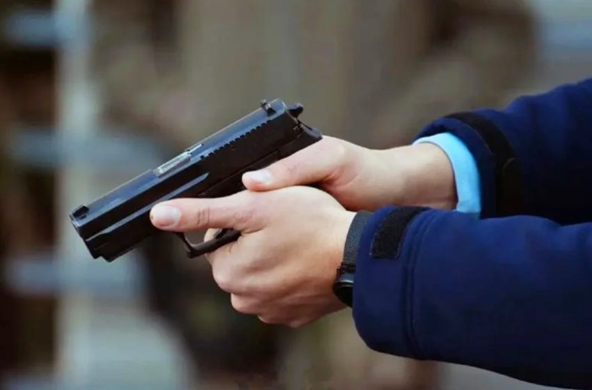  إنزكان: ضابط أمن يستخدم سلاحه الوظيفي لتوقيف قاصر هدد سلامة المواطنين وعرض شرطيا لاعتداء خطير