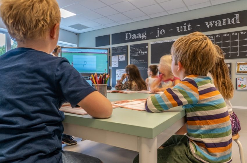  الحكومة الهولندية توصي بحظر الهواتف والساعات الذكية في المدارس