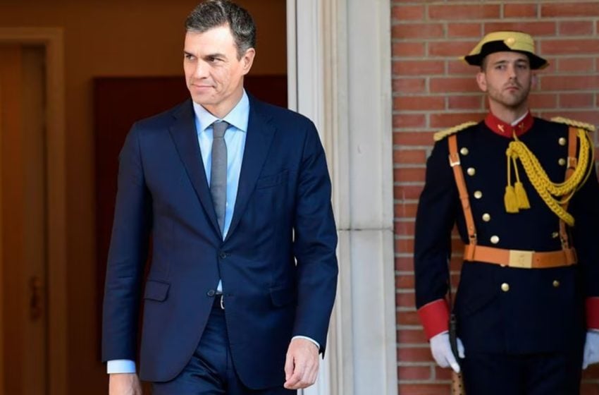  بيدرو سانشيز يقود حكومة انتقالية في انتظار تسمية رئيس لوزراء إسبانيا