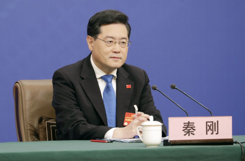  الصين تعفي وزير خارجيتها