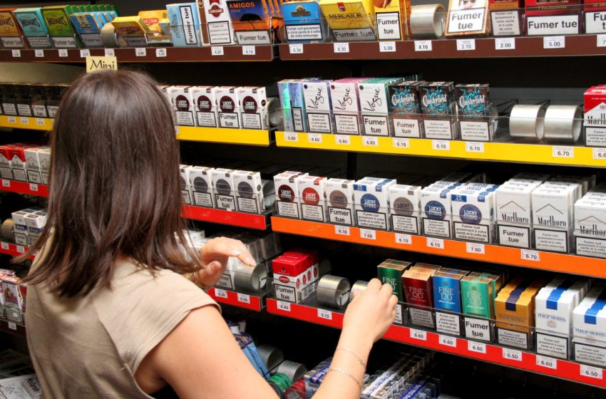  إسرائيل تعتزم رفع السن القانونية لشراء السجائر