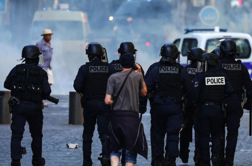  فرنسا: وضع 5 ضباط في الحراسة النظرية على خلفية مقتل شاب في أعمال الشغب