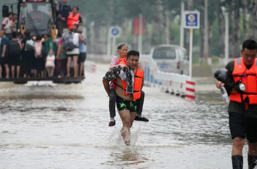 الصين: مصرع 33 شخصا في بكين جراء الفيضانات