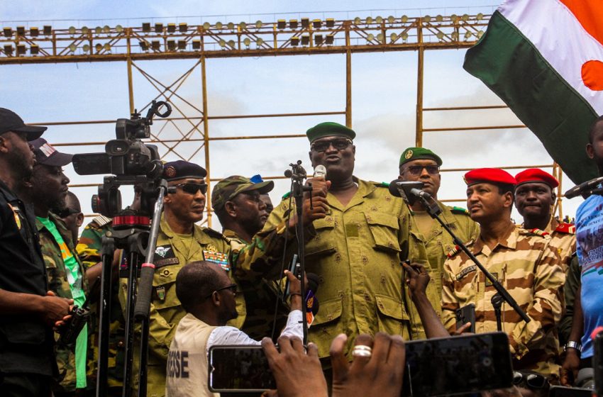  إكواس تعتبر إعلان انقلابيي النيجر محاكمة الرئيس المخلوع إستفزازا جديدا