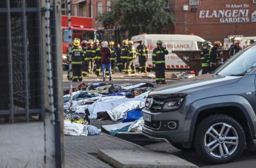 73 شخصا يلقون حتفهم في حريق بمبنى وسط جوهانسبورغ