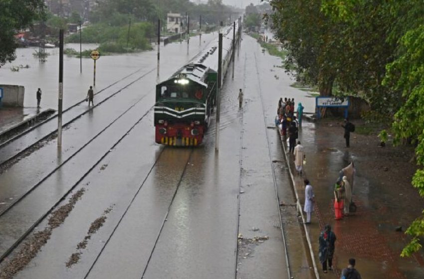 باكستان: مقتل 15 شخصا على الأقل بعد خروج قطار عن