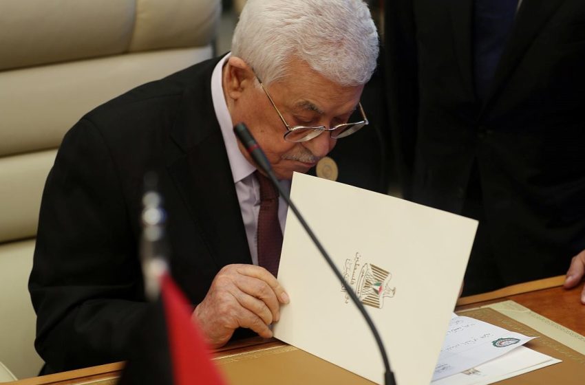  رئيس الوزراء الفلسطيني يقدم استقالة حكومته للرئيس محمود عباس