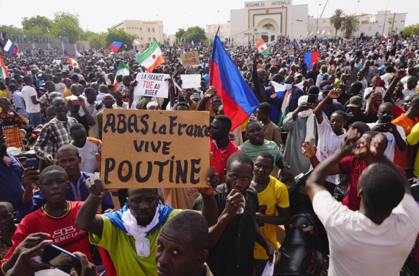  لوفيغارو: مناهضة الوجود الفرنسي تنتشر كالنار في الهشيم في إفريقيا
