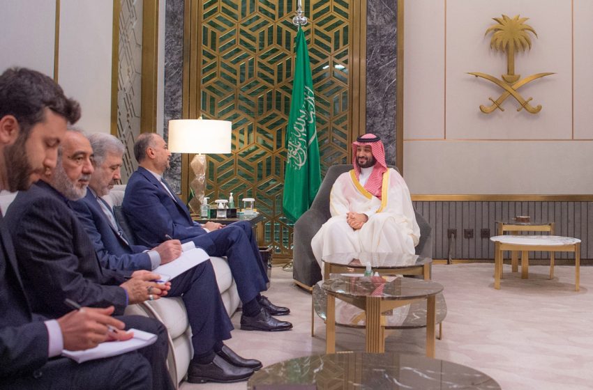 ولي العهد السعودي يلتقي وزير الخارجية الإيراني لأول مرة منذ