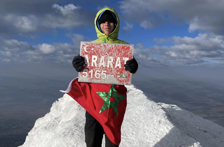 طفل مغربي يرفع التحدي ويتسلق أعلى قمة جبلية في تركيا