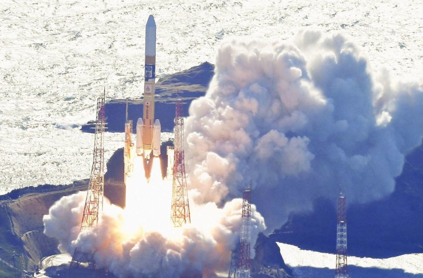 اليابان تطلق صاروخا يحمل مركبة نحو سطح القمر