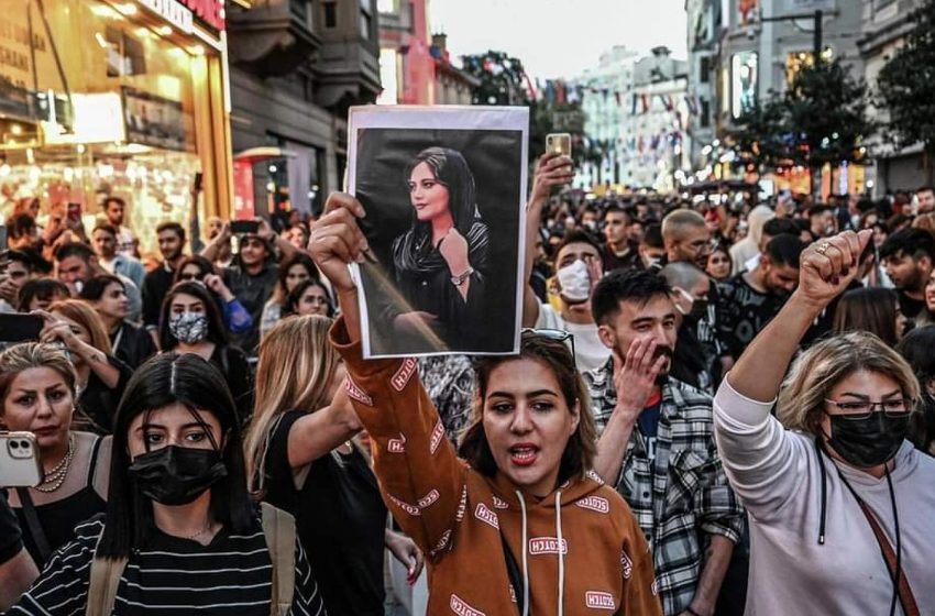 مقتل عنصر أمن إيراني في إطلاق نار بذكرى وفاة مهسا