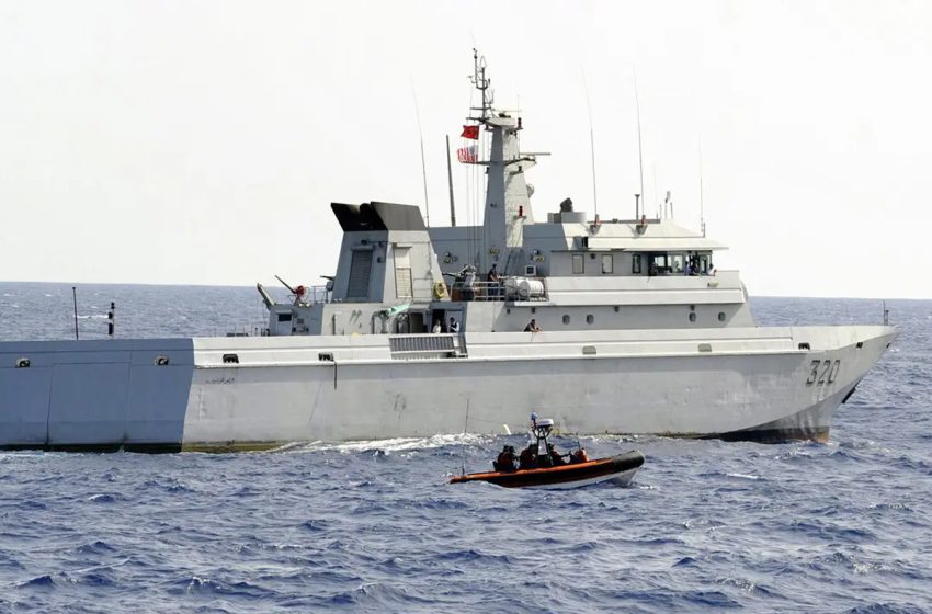  طانطان.. البحرية الملكية تعترض قاربا مطاطيا يقل 54 مرشحا للهجرة غير الشرعية
