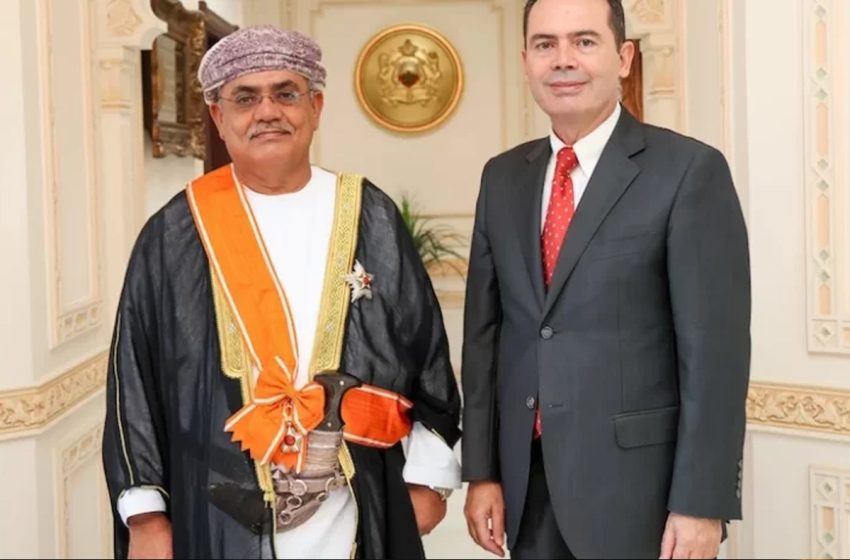  توشيح السفير العماني السابق بالرباط بوسام ملكي من درجة الحمالة الكبرى