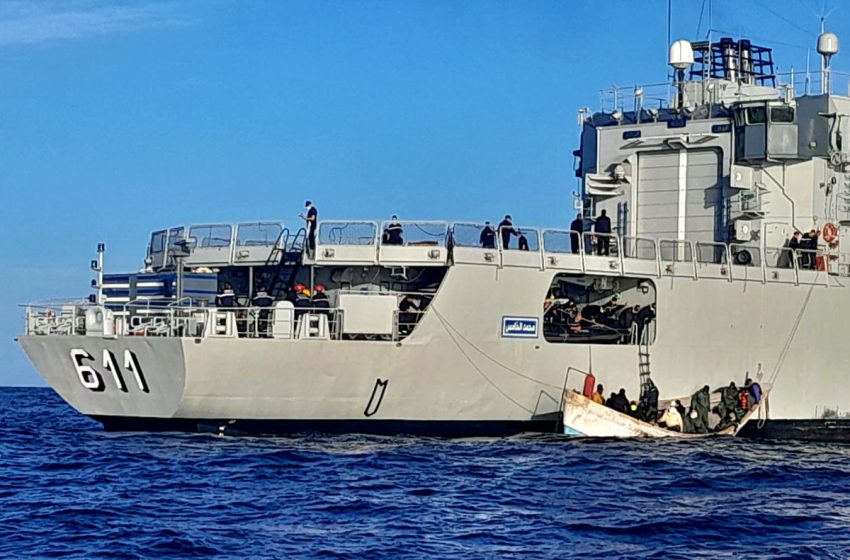  فرقاطة تابعة للبحرية الملكية تعترض سفينة جنوب-شرق الداخلة مشتبها فيها بدون وثائق ولا ترفع علما