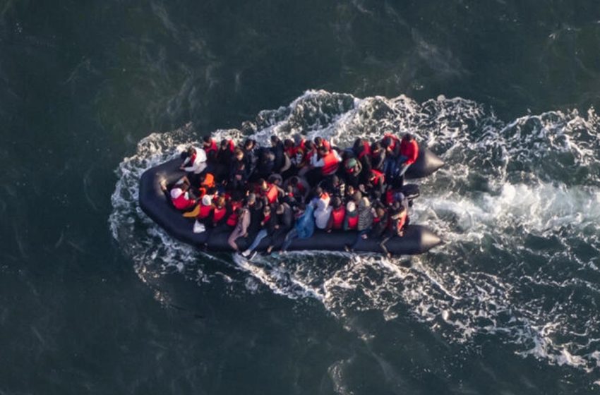 فرنسا: مصرع شخص إثر غرق مركب كان يقل أزيد من 60 مهاجرا عبر المانش