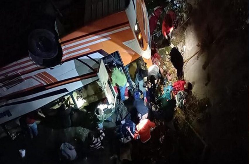  مصرع 12 شخصا إثر سقوط حافلة في نهر غرب نيبال