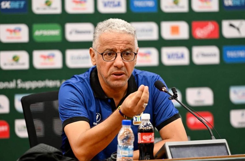  الكاف يوقف مدرب منتخب تنزانيا الجزائري عادل عمروش لثماني مباريات