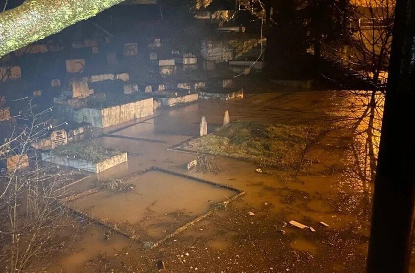 تركيا.. انهيارات أرضية وفيضانات جراء أمطار غزيرة بالشمال الشرقي