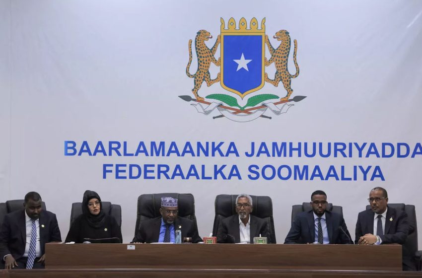  الصومال ينتقل إلى النظام الرئاسي ويعتمد نظام الاقتراع العام المباشر