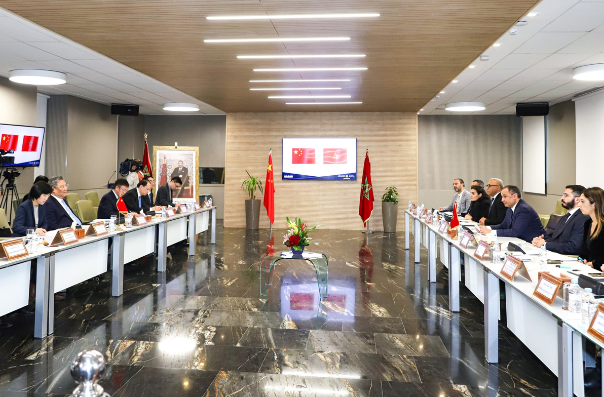 وزير الصناعة يتباحث مع نظيره الصيني سبل تعزيز العلاقات التجارية