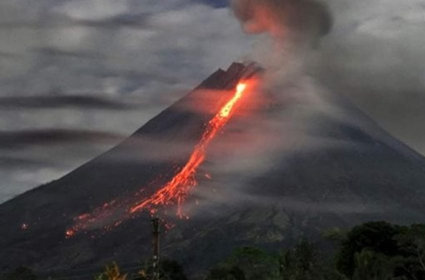 ثوران بركان جبل إيبو في شرق أندونيسيا