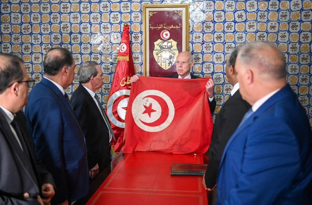 تونس: حل مكتب الجامعة التونسية للسباحة على خلفية فضيحة تتعلق بعلم البلاد