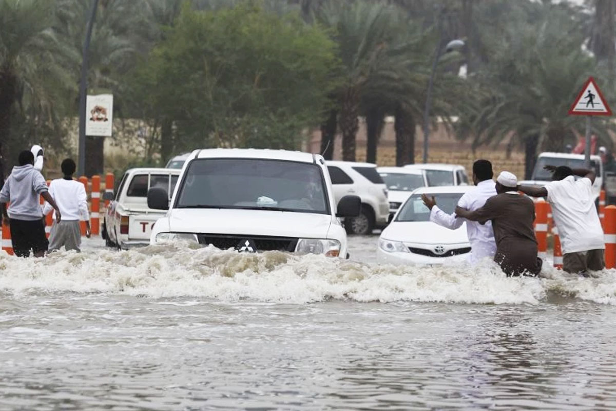 السعودية: أمطار استثنائية تؤدي إلى إغلاق أنفاق وجسور وتعليق الدراسة بعدة مناطق