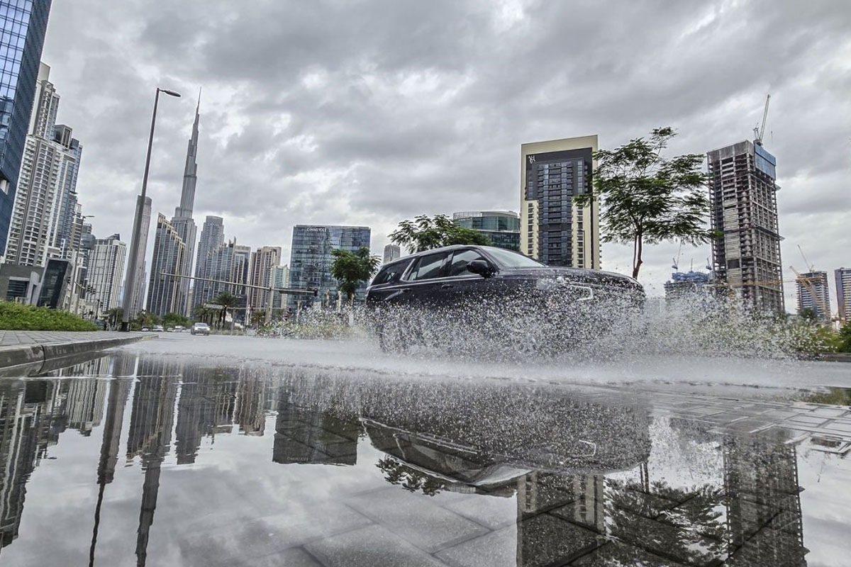 الإمارات: أمطار غزيرة تتسبب في إغلاق مدارس ومقار عمل واضطراب جزئي في حركة النقل بمطار دبي