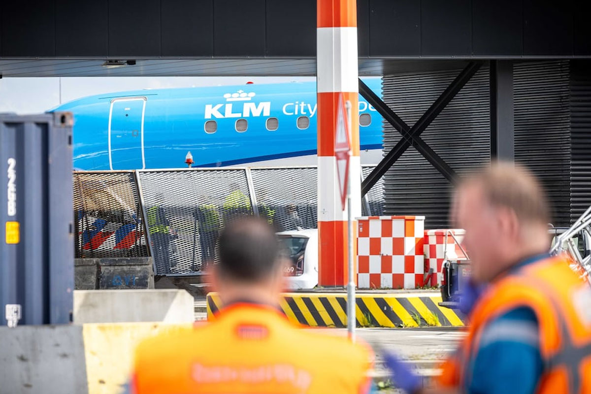 هولندا: مصرع شخص بعدما سحبه محرك طائرة في مطار شيبول بأمستردام